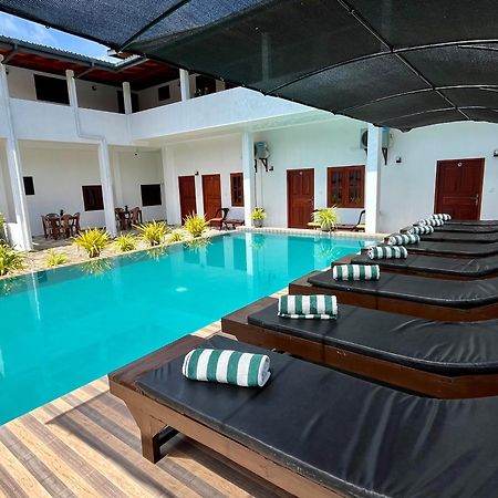 Sundowners Guesthouse Hikkaduwa Exterior photo
