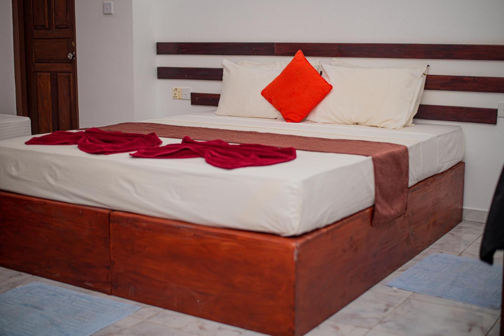 Sundowners Guesthouse Hikkaduwa Exterior photo