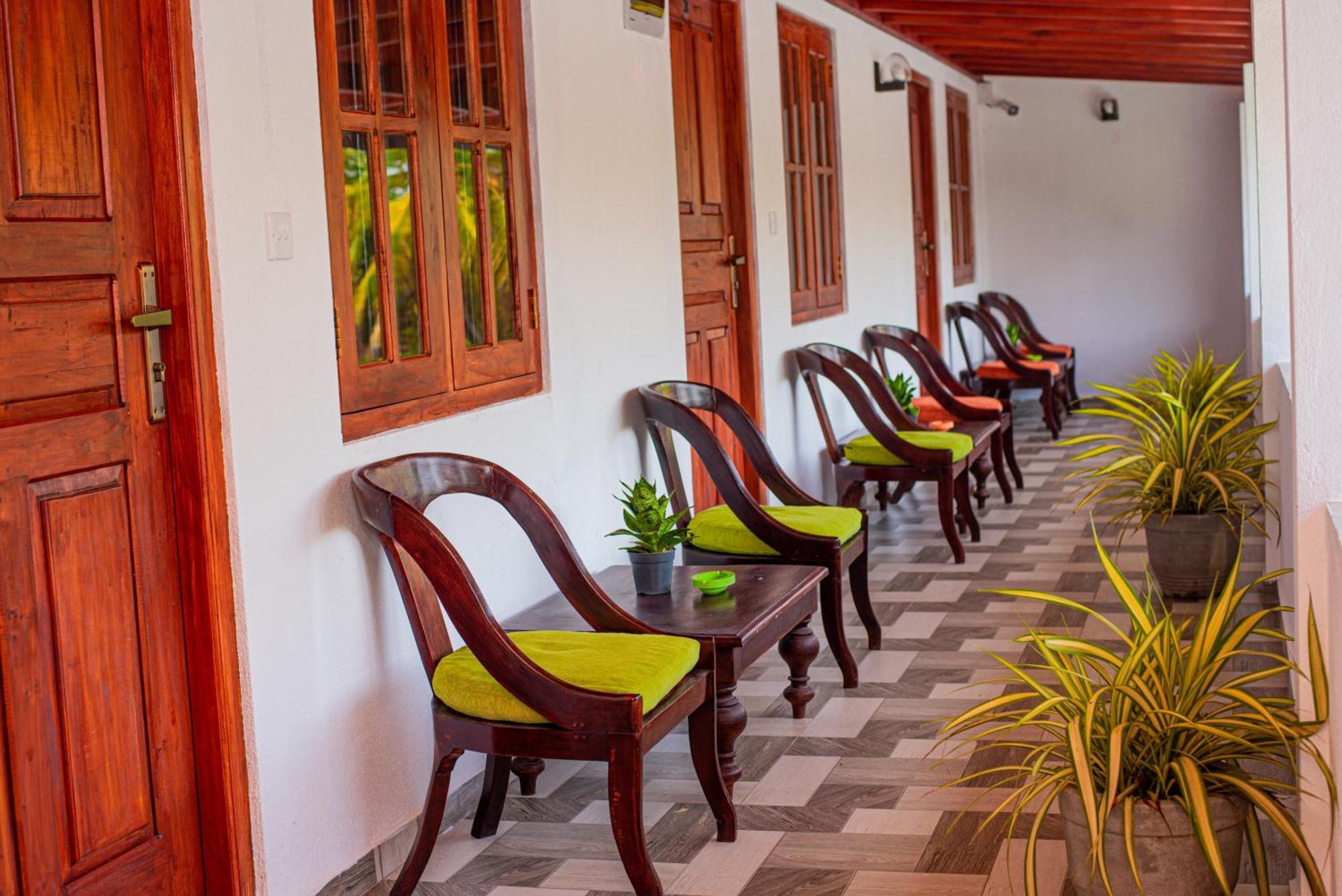 Sundowners Guesthouse Hikkaduwa Exterior photo