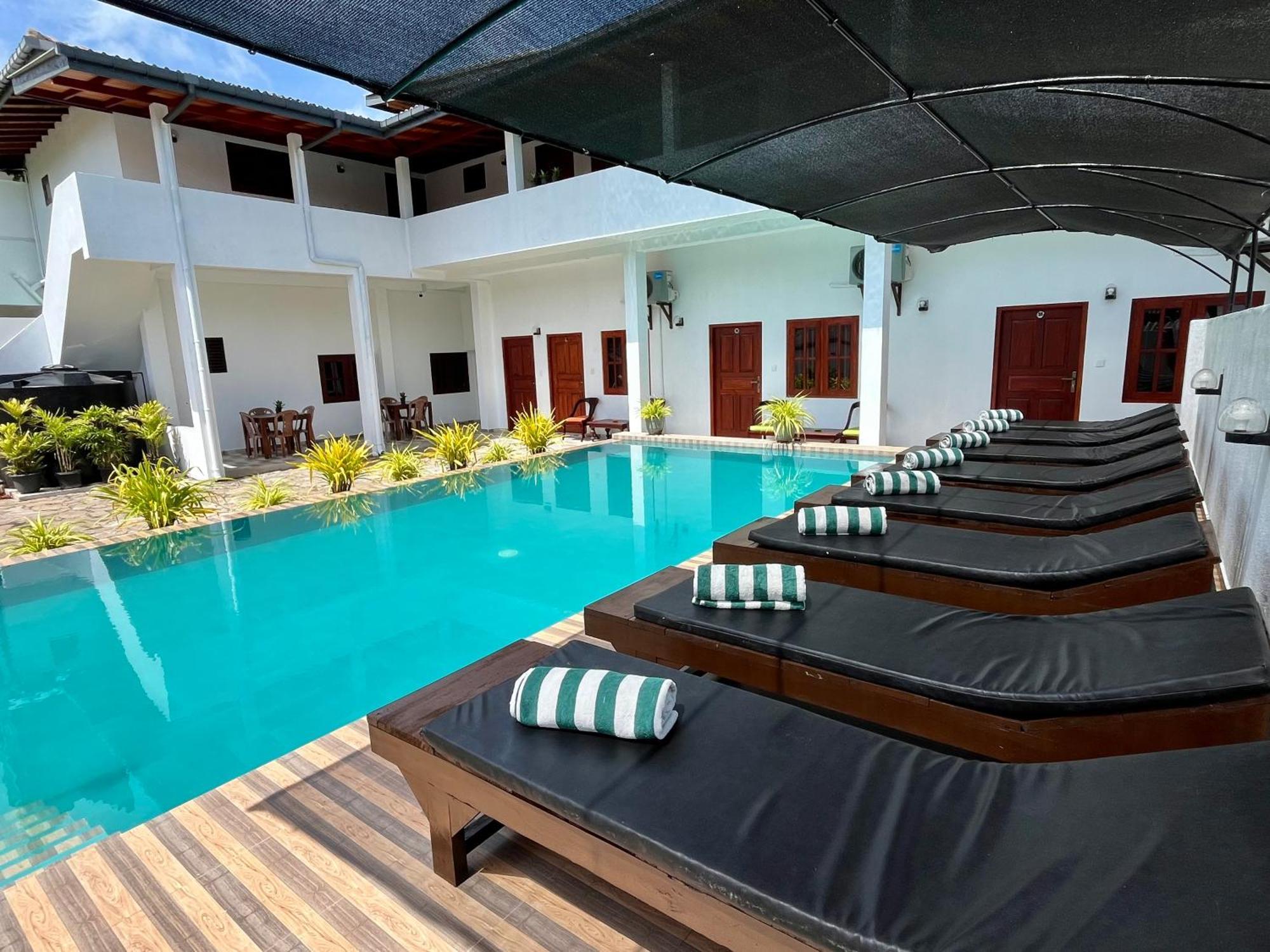 Sundowners Guesthouse Hikkaduwa Exterior photo