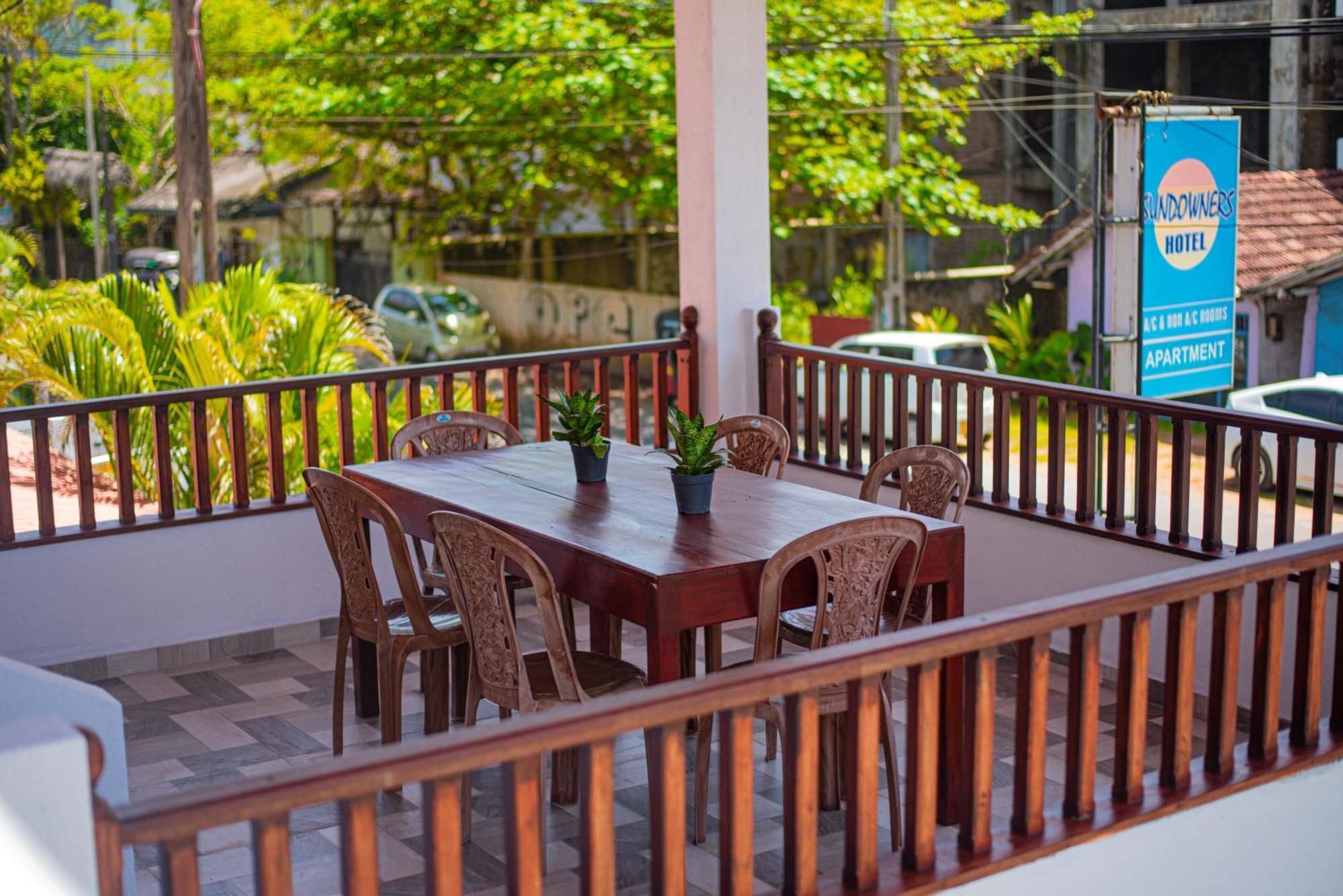 Sundowners Guesthouse Hikkaduwa Exterior photo