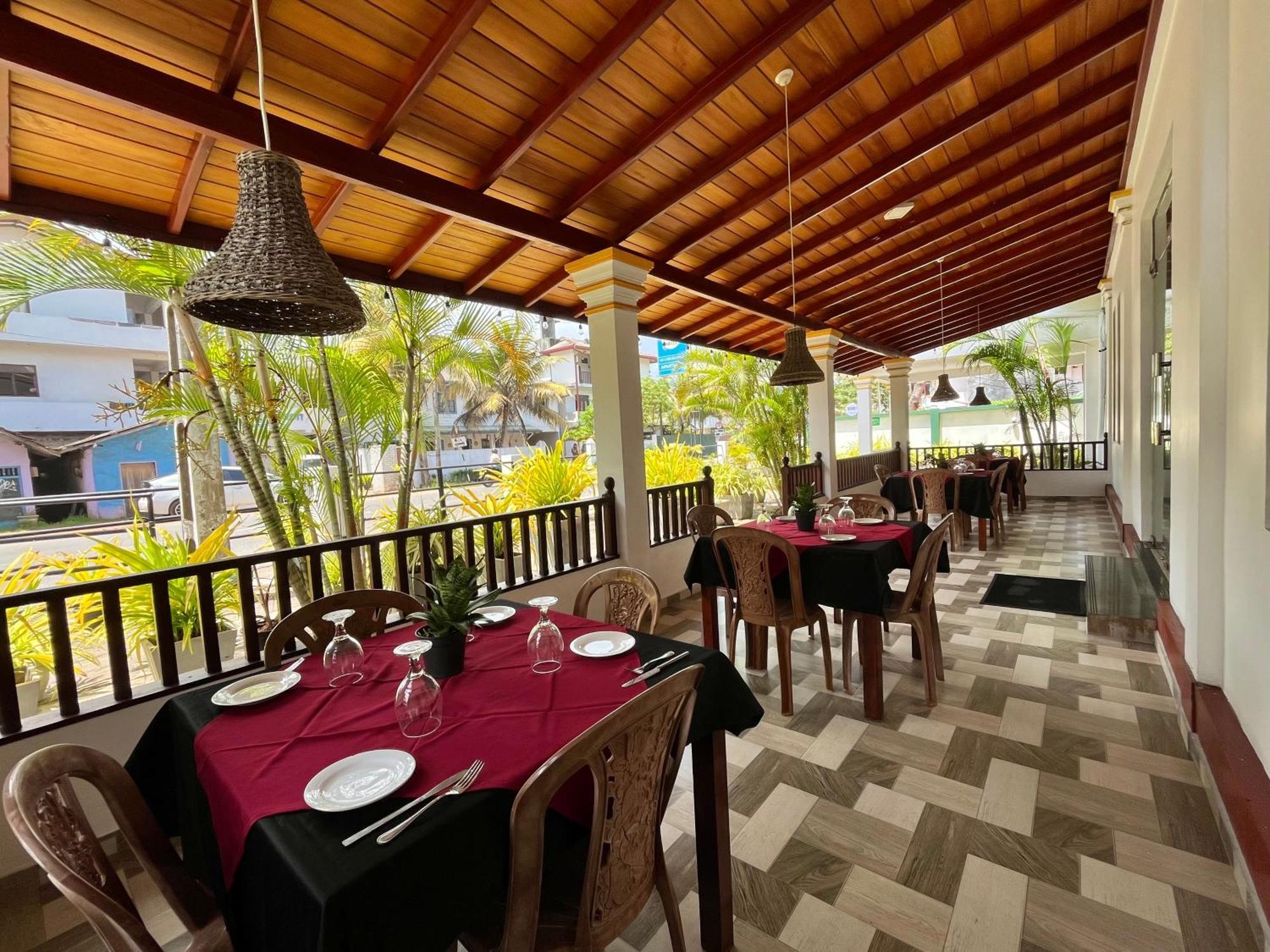 Sundowners Guesthouse Hikkaduwa Exterior photo