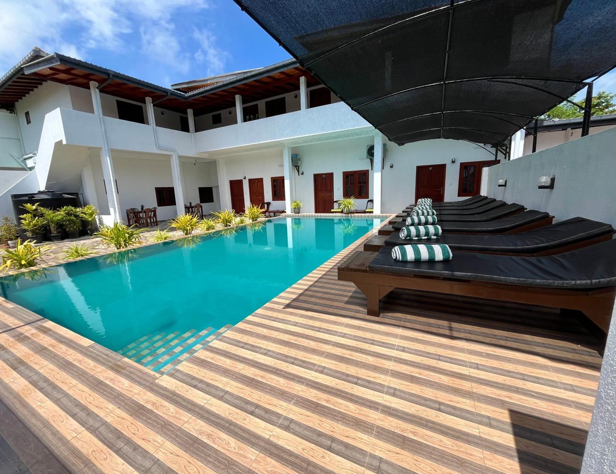 Sundowners Guesthouse Hikkaduwa Exterior photo