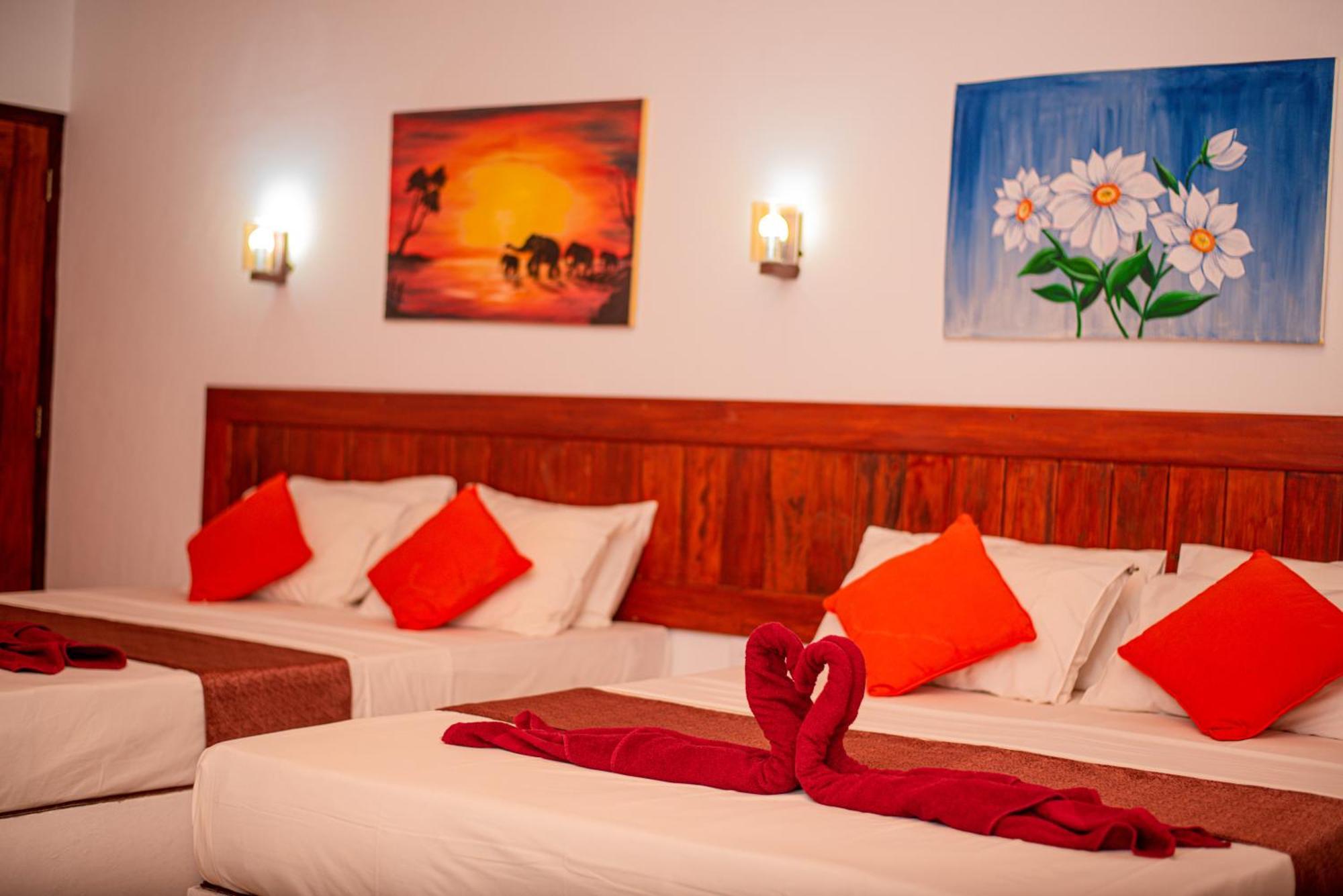 Sundowners Guesthouse Hikkaduwa Exterior photo